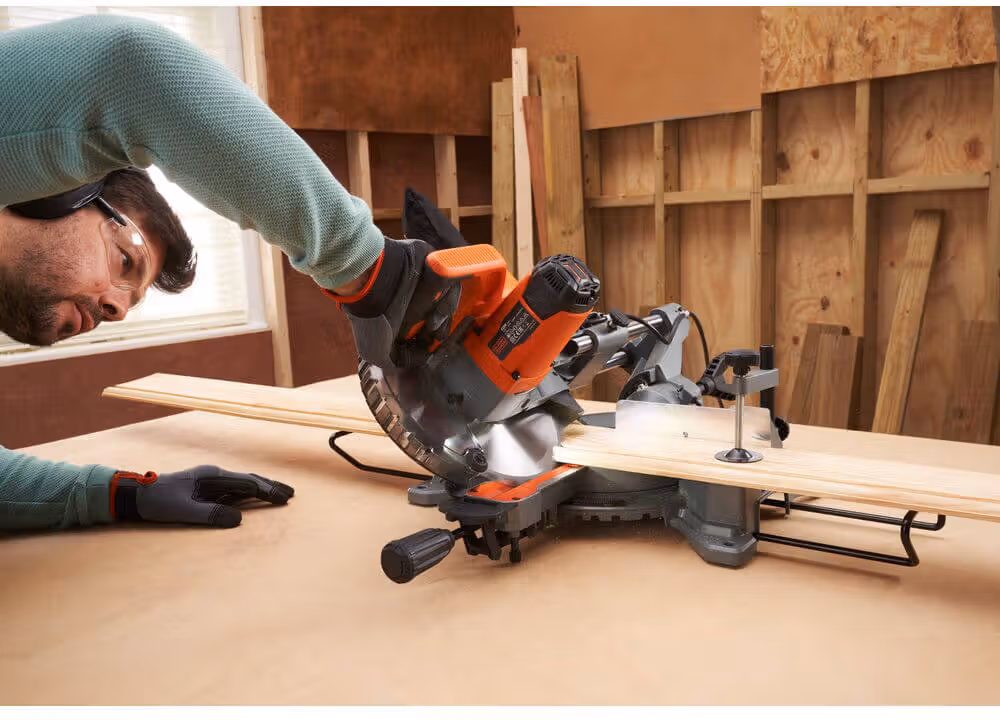 Пила торцювальна мережева Black+Decker BES701
