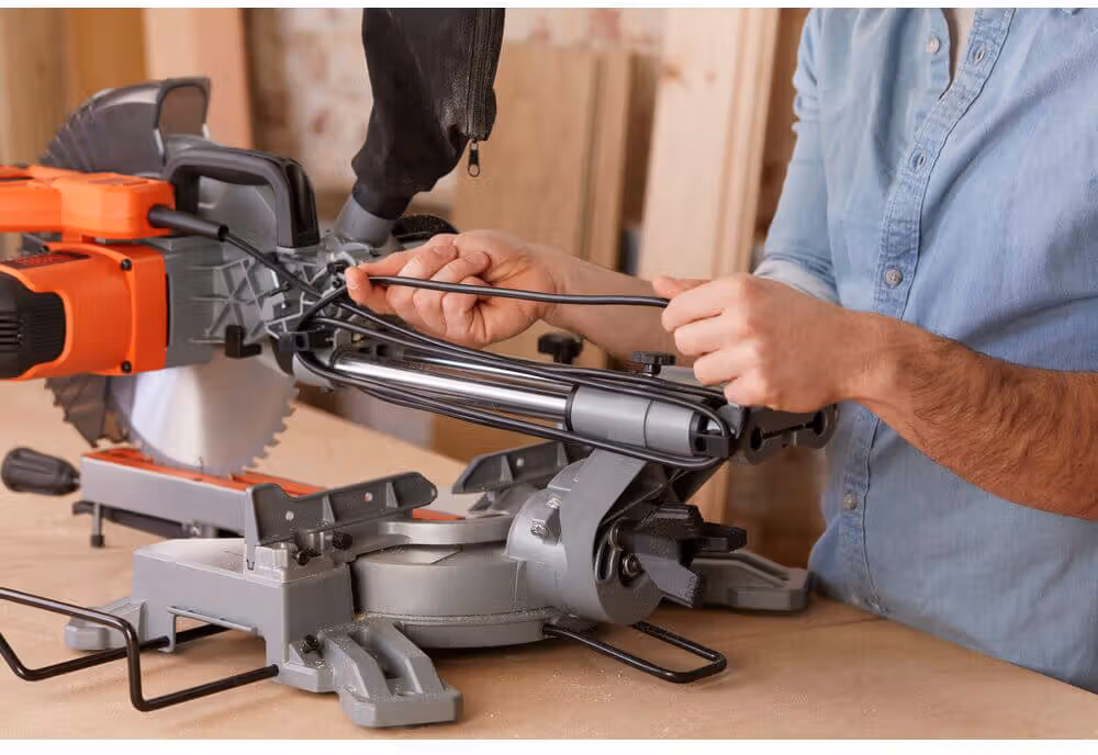 Пила торцювальна мережева Black+Decker BES700
