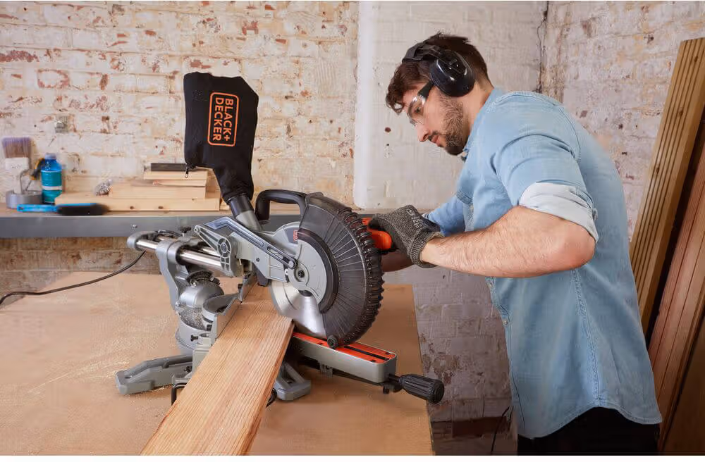 Пила торцювальна мережева Black+Decker BES700