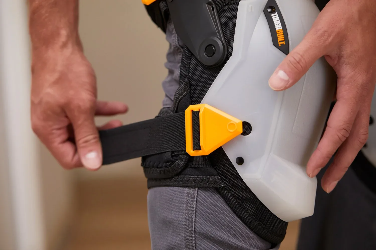 Наколінники зі стабілізатором стегна ToughBuilt з лінії GelFit™ Grip (TB-KP-G3R)
