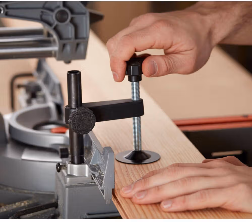 Пила торцювальна мережева Black+Decker BES710