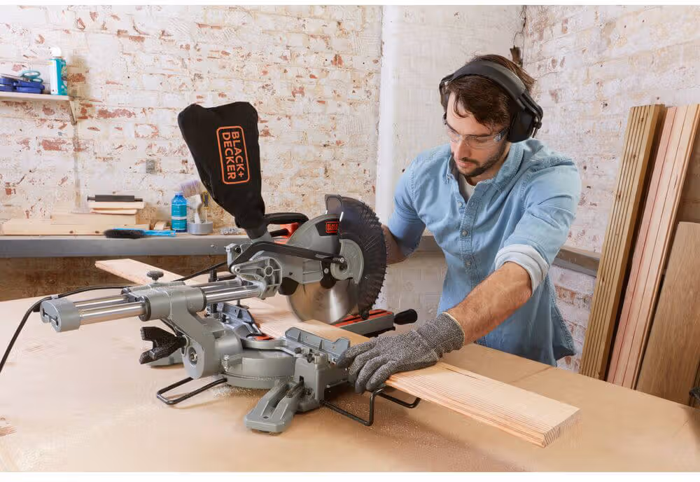 Пила торцювальна мережева Black+Decker BES710