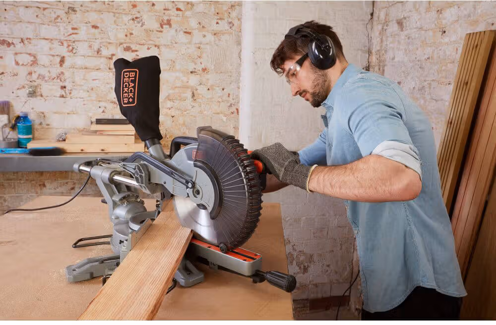 Пила торцювальна мережева Black+Decker BES710