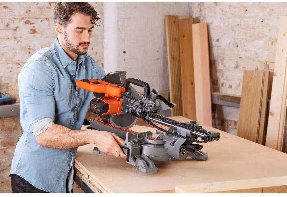 Пила торцювальна мережева Black+Decker BES700