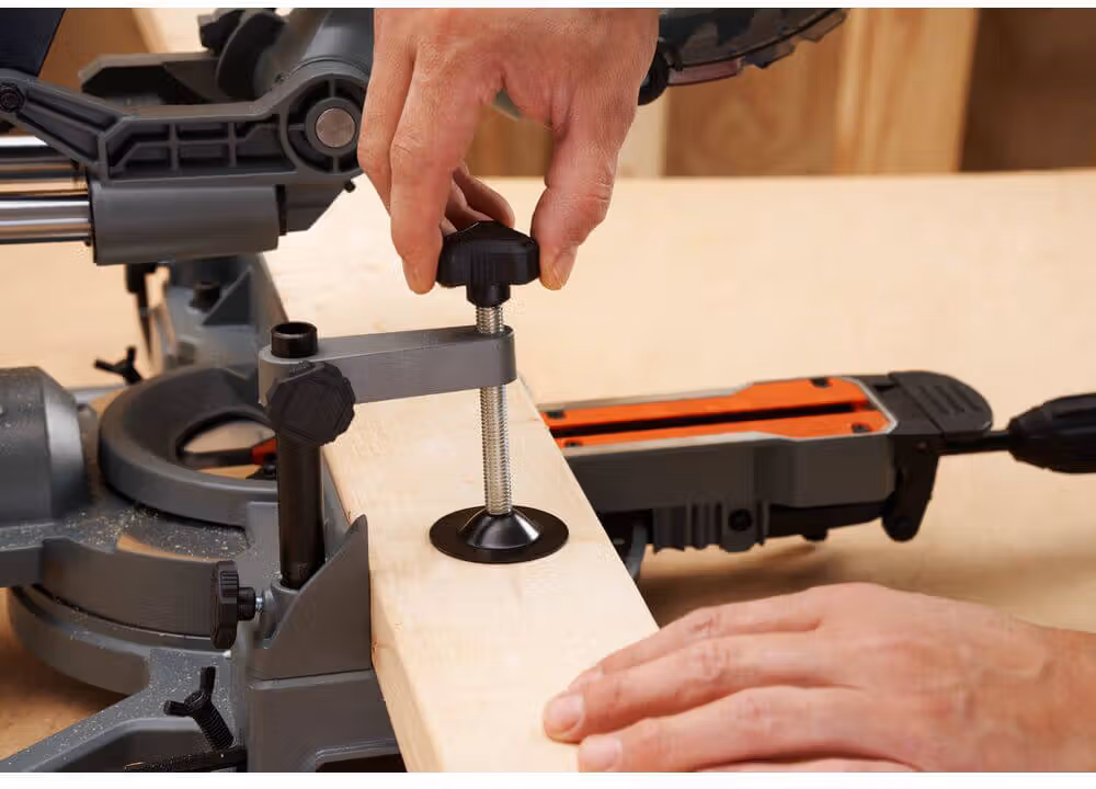 Пила торцювальна мережева Black+Decker BES701