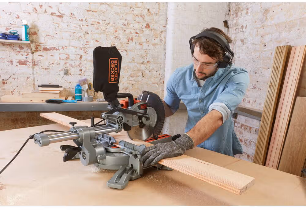 Пила торцювальна мережева Black+Decker BES700