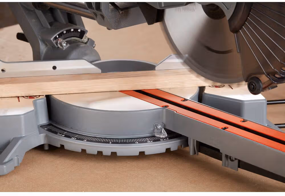 Пила торцювальна мережева Black+Decker BES700