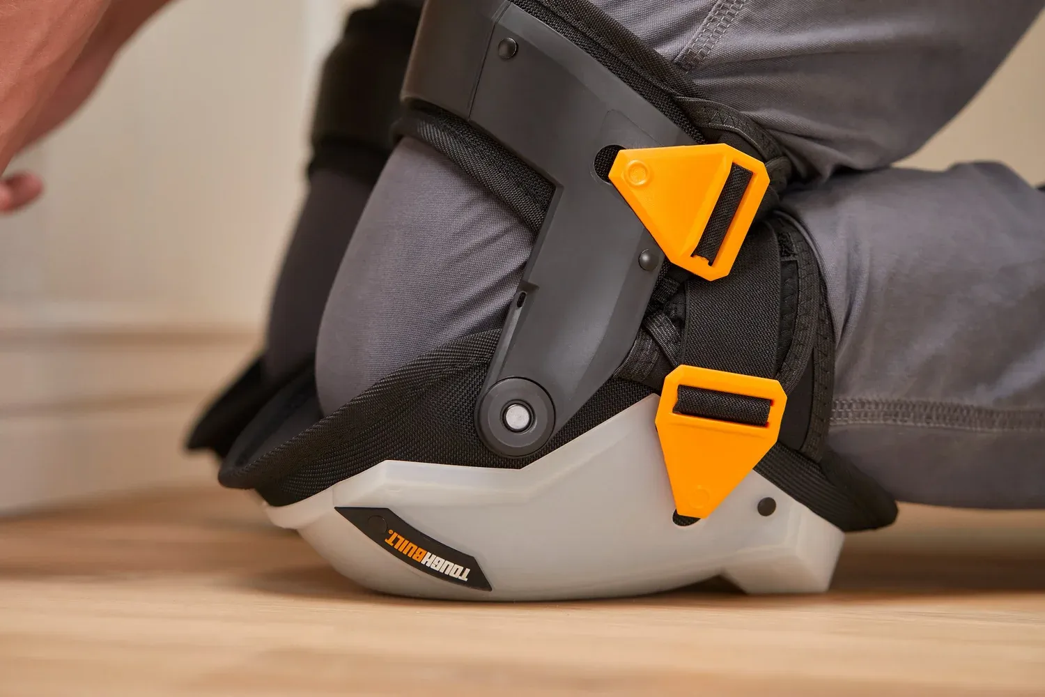 Наколінники зі стабілізатором стегна ToughBuilt з лінії GelFit™ Grip (TB-KP-G3R)