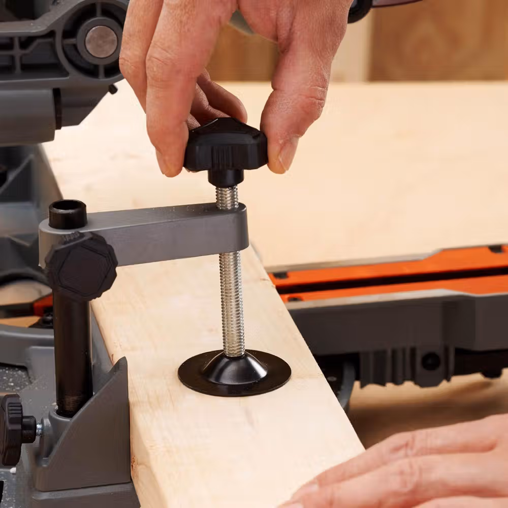 Пила торцювальна мережева Black+Decker BES702