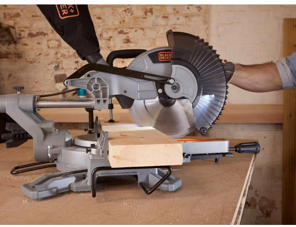 Пила торцювальна мережева Black+Decker BES710