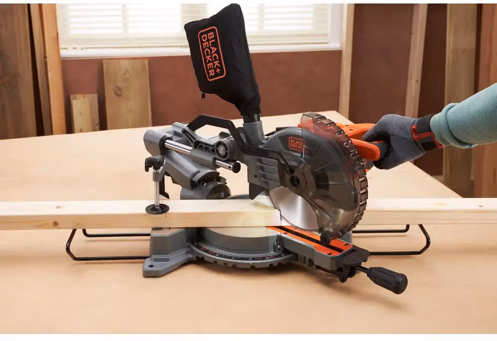 Пила торцювальна мережева Black+Decker BES702
