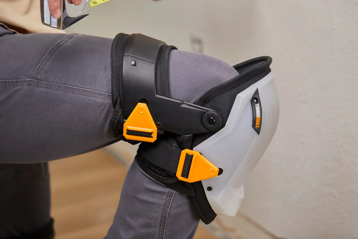 Наколінники зі стабілізатором стегна ToughBuilt з лінії GelFit™ Grip (TB-KP-G3R)