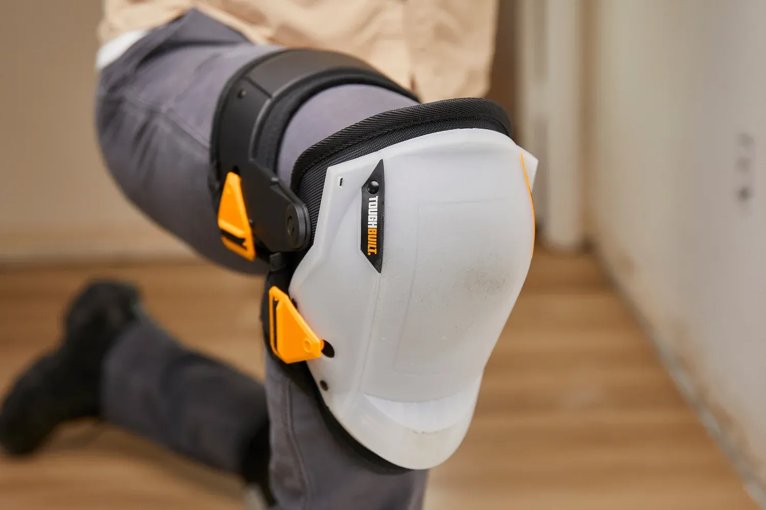 Наколінники зі стабілізатором стегна ToughBuilt з лінії GelFit™ Grip (TB-KP-G3R)