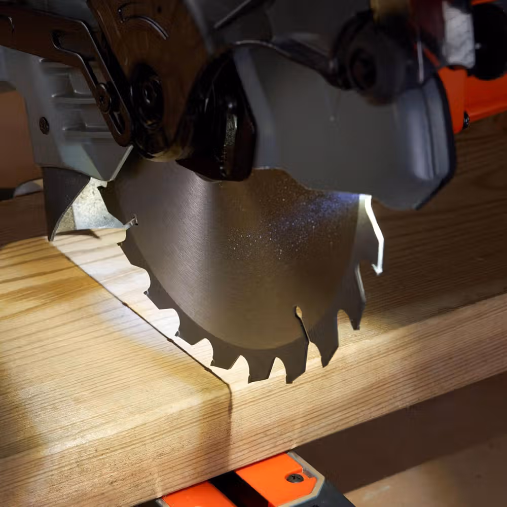 Пила торцювальна мережева Black+Decker BES702