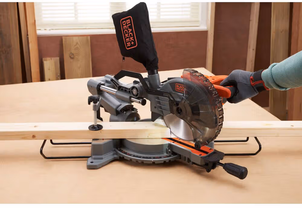Пила торцювальна мережева Black+Decker BES701