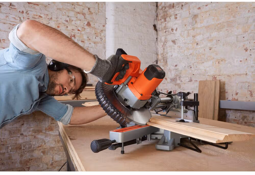 Пила торцювальна мережева Black+Decker BES700