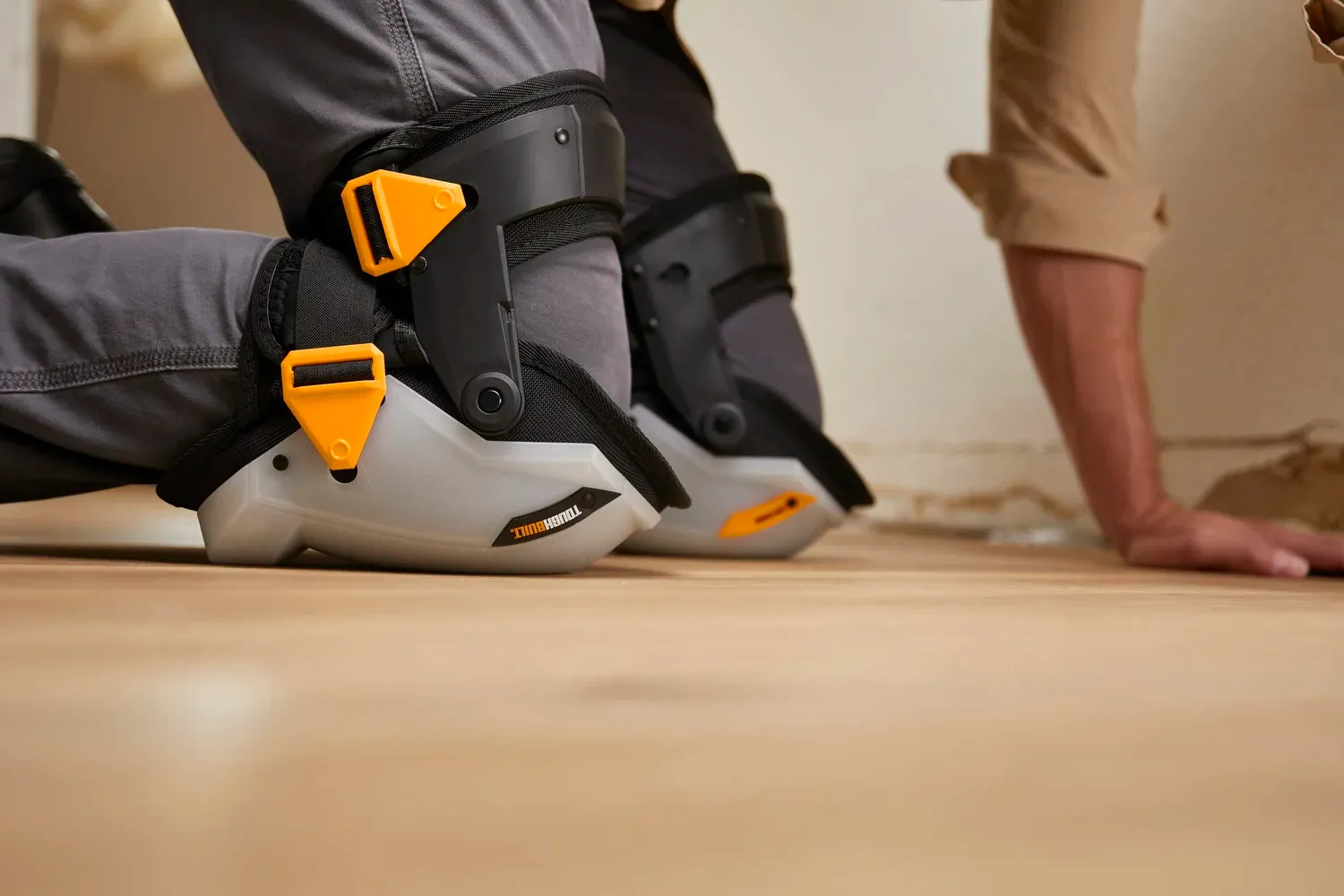 Наколінники зі стабілізатором стегна ToughBuilt з лінії GelFit™ Grip (TB-KP-G3R)