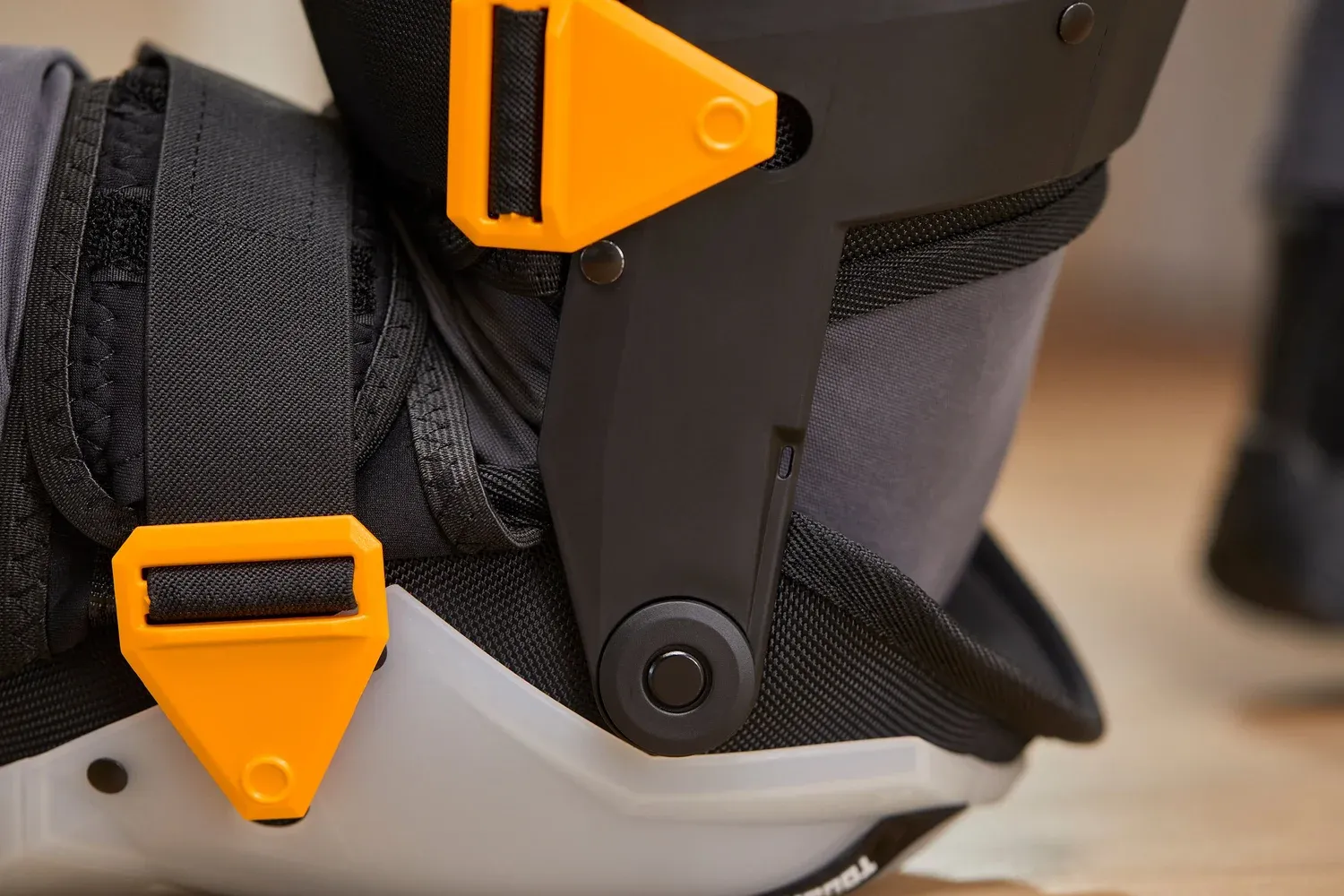Наколінники зі стабілізатором стегна ToughBuilt з лінії GelFit™ Grip (TB-KP-G3R)