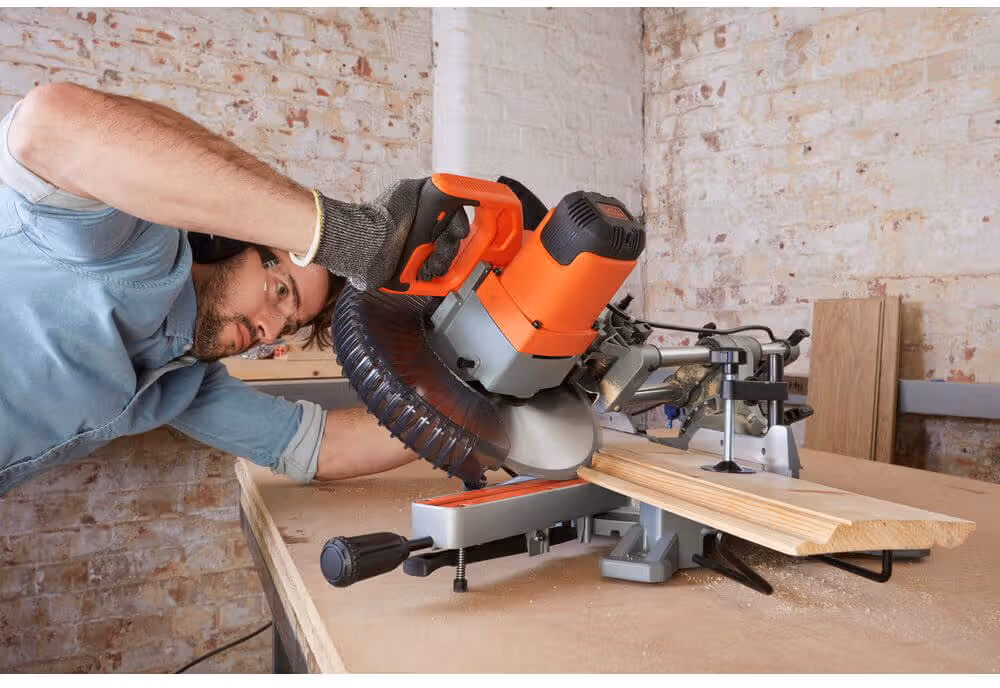 Пила торцювальна мережева Black+Decker BES710