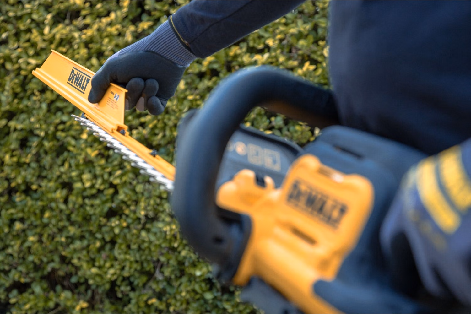 Кусторез аккумуляторный DeWalt DCMHT573X1, 54 В, 65 см - фото 7
