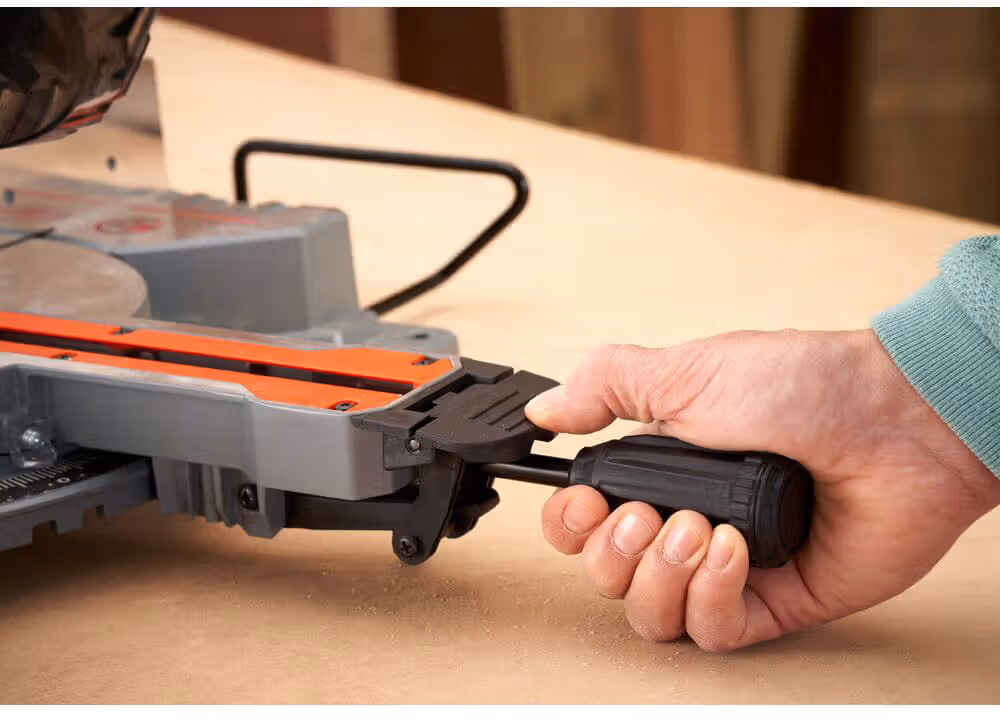 Пила торцювальна мережева Black+Decker BES701