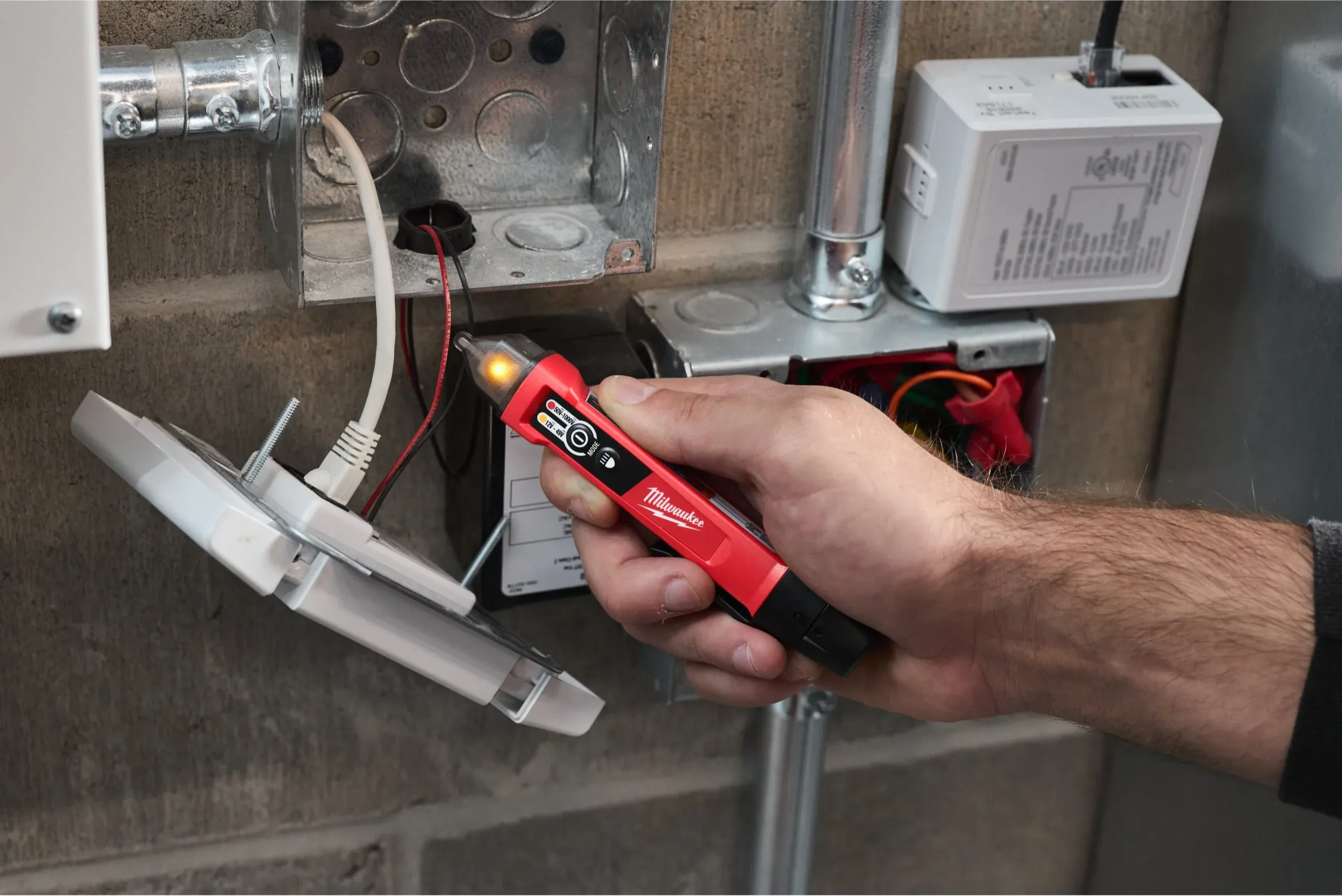 Двухдиапазонный детектор напряжения Milwaukee NCVDDF с фонарем - фото 3